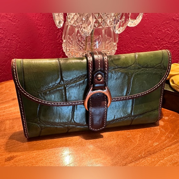 Dooney & Bourke Handbags - EUC Dooney & Burke Green leather Wallet Tortoise Aligator Print Vintage Wallet